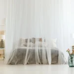 Mückennetz als Schutz für Fenster, Türen und Betten
