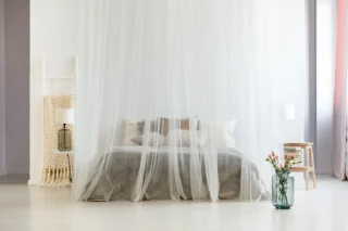 Mückennetz als Schutz für Fenster, Türen und Betten