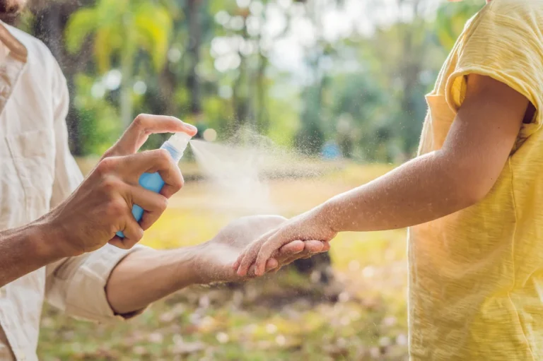 Mückenschutz-Spray wird auf die Haut aufgetragen